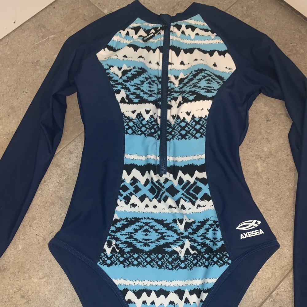 Long sleeves athletic swimsuit